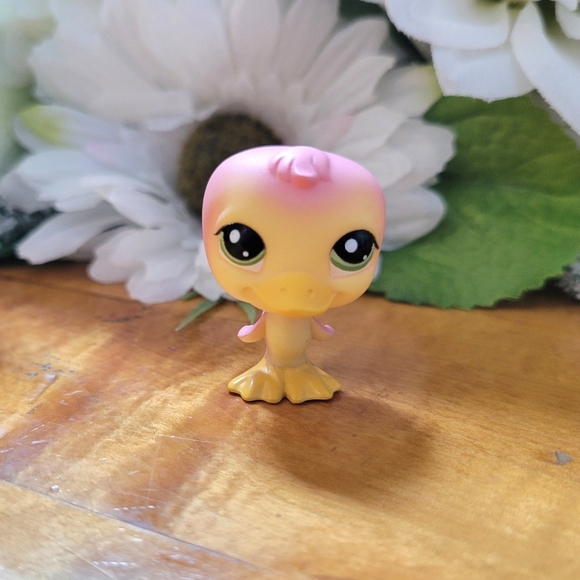 Littlest Pet Shop LPS #1002 Duck Pink Yellow Duckling Green Eyes Bird 2008 - Picture 1 of 10